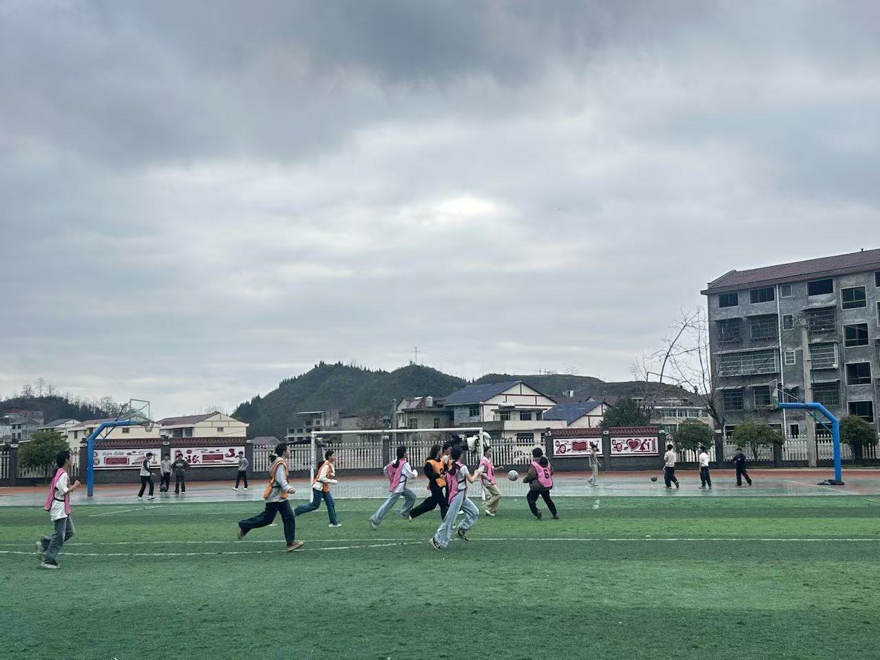 侗乡少年踏绿茵 女子“班超”绽风采