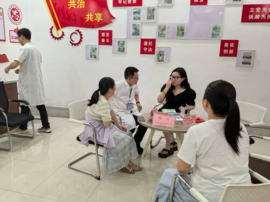 書院路街道社區(qū)衛(wèi)生服務(wù)中心家庭醫(yī)生團(tuán)隊(duì)進(jìn)機(jī)關(guān)集中開展家庭醫(yī)生簽約活動(dòng)