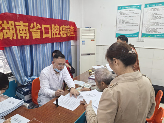 书院路街道社区卫生服务中心联合湘潭市第一人民医院开展口腔癌筛查公益行动