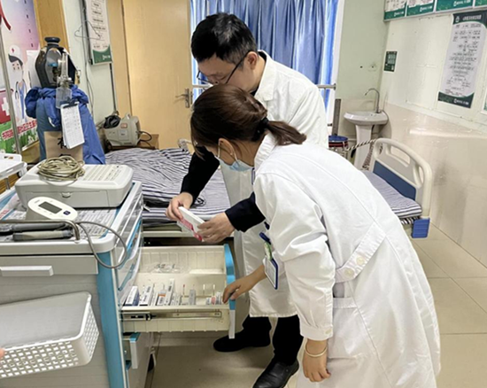 书院路街道社区卫生服务中心开展节前药品安全自查 筑牢双节医疗保障防线