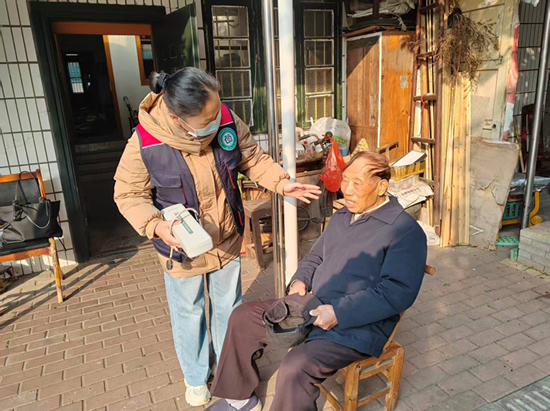 書院路街道社區(qū)衛(wèi)生服務(wù)中心：家庭醫(yī)生緊急救助高齡老人 貼心服務(wù)守護(hù)社區(qū)健康