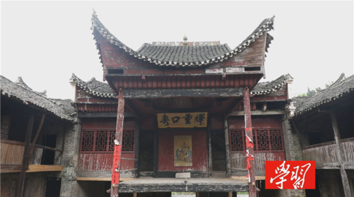 湖南永兴发现一座保存完好的清代古戏台，距今约300年历史