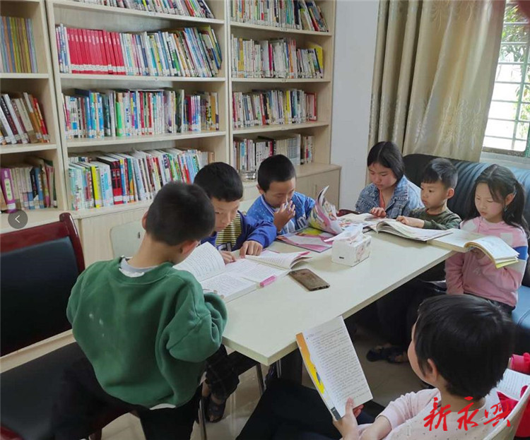 郴州永兴:图书配送到乡村 农家书屋添书香