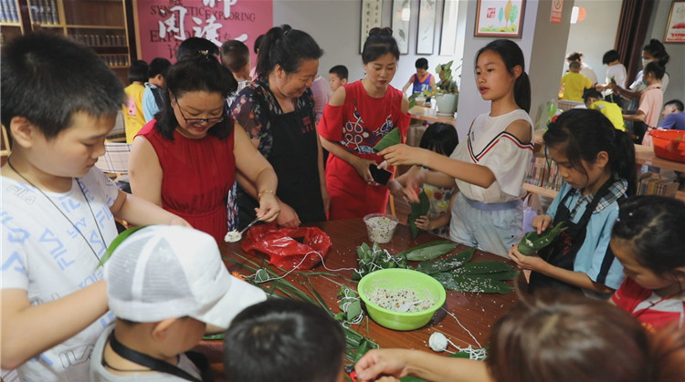 我们的节日•端午:包粽子亲子活动弘扬传统文化