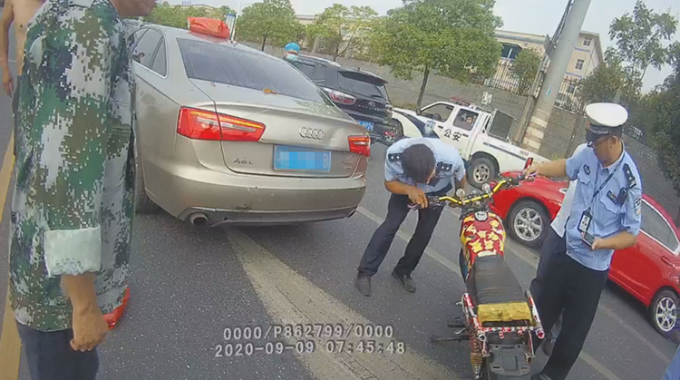 永兴县公安交警大队查处一起未成年人无证驾驶无牌改装摩托车追尾事故