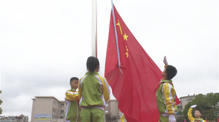 “同升国旗，同唱国歌”主题教育实践活动走进永兴县红旗实验小学