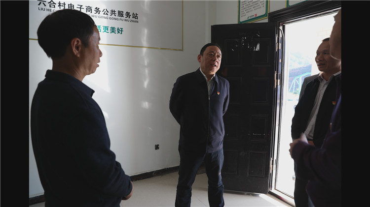 赵宇在黄泥镇调研脱贫攻坚及冰糖橙产业发展情况
