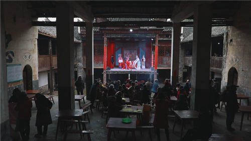 郴州永兴：传承传统文化  300年古戏台上演花鼓戏大餐