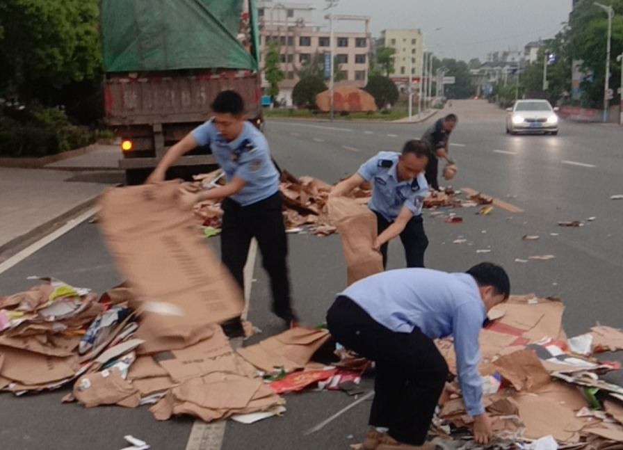 【我为群众办实事】省道货车货物散落，永兴公安紧急排险