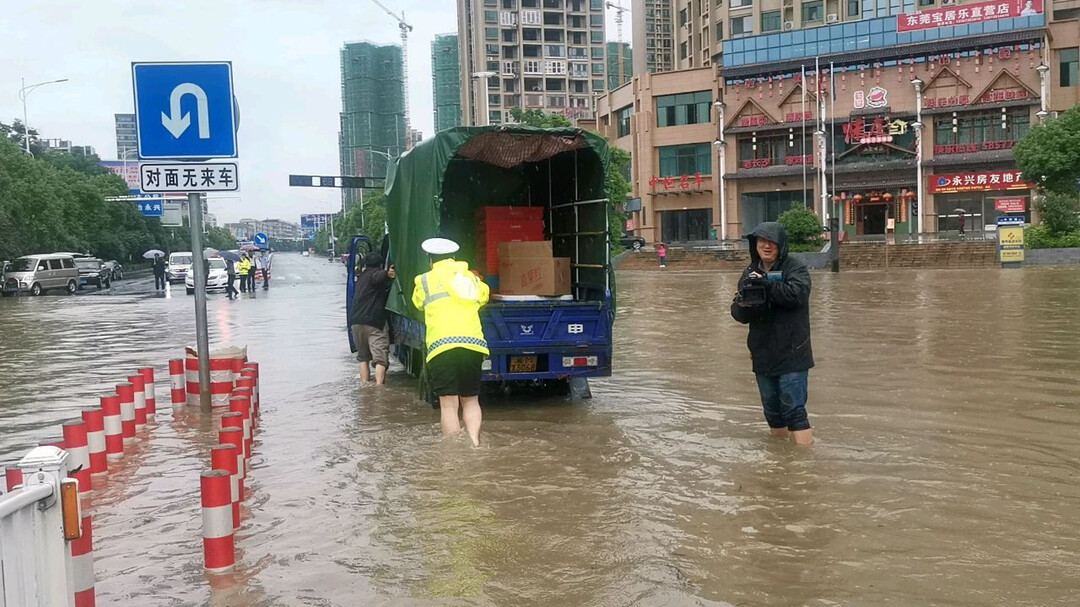 郴州永兴：暴雨致省道213线部分路段积水 相关部门现场服务保畅通