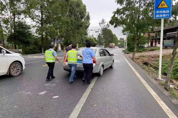 车辆突发故障 民警暖心救助