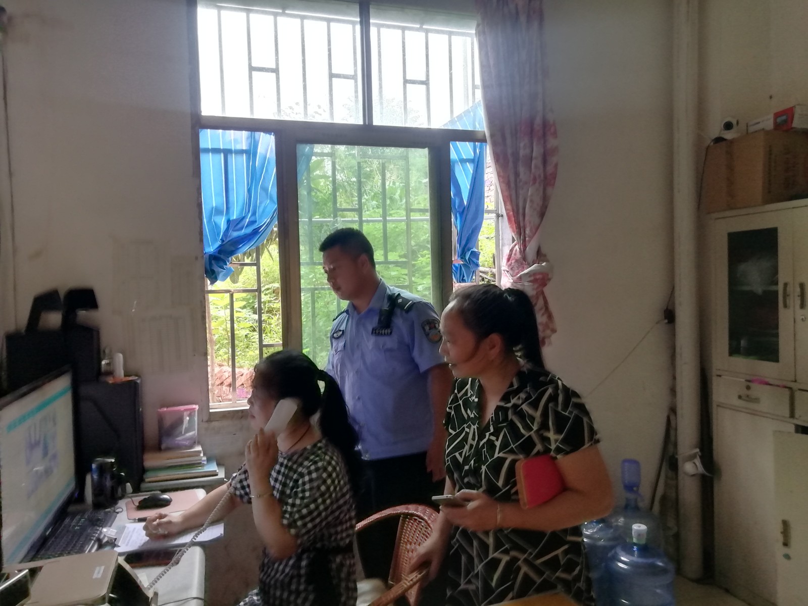 郴州永兴：失主东西遗落公交车 热心民警来帮忙