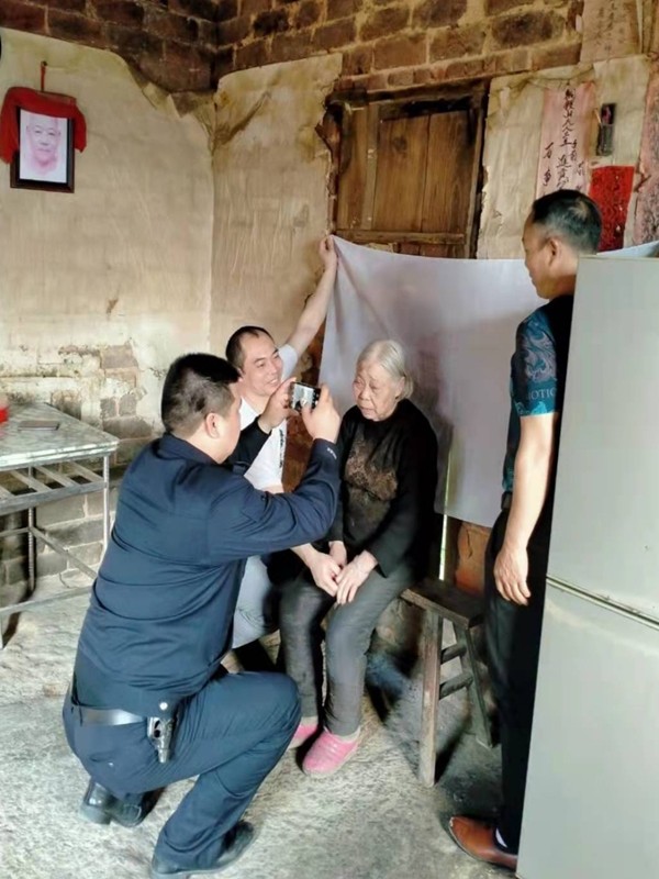 【我为群众办实事】郴州永兴：民警上门为耄耋老人办理身份证 帮助老人落实惠民政策