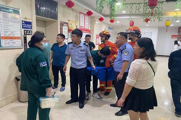 【我为群众办实事】永兴县城关派出所成功解救被卡电梯小女孩