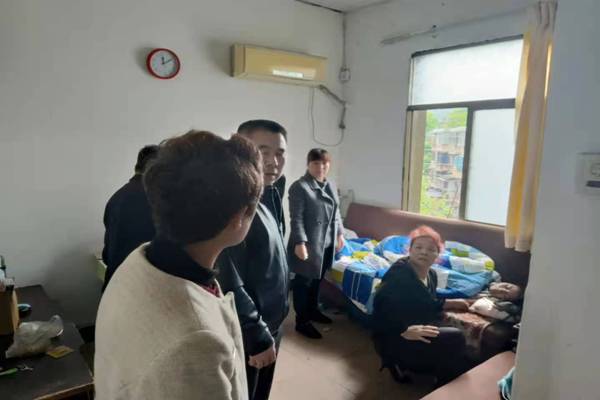 永兴：女子煤气中毒，民警开展生死营救