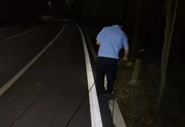 【我为群众办实事】郴州永兴：道路存在安全隐患  民警迅速排险
