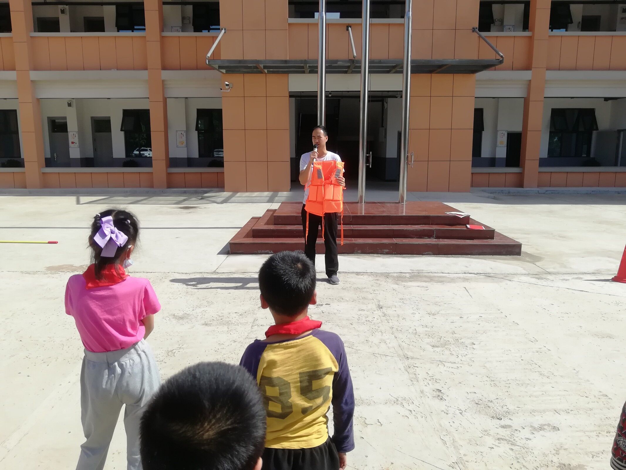 坪湖小学：开展防溺水应急演练活动