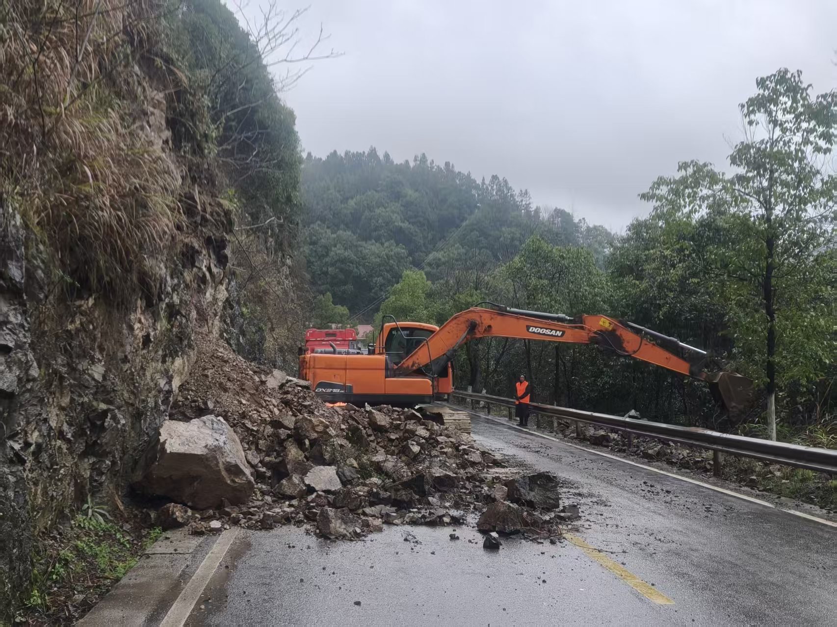 新晃禾滩镇242国道突发山体滑坡 公路部门迅速处置保畅通