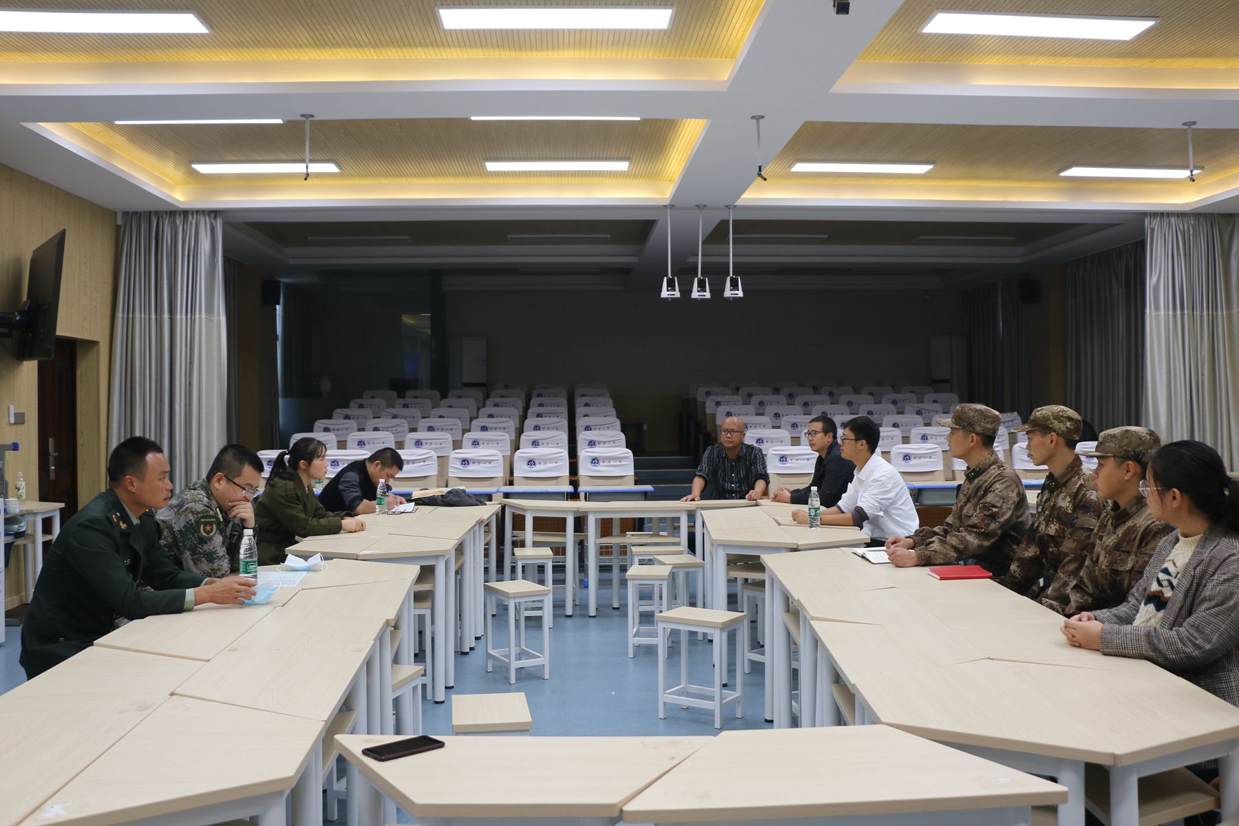 怀化市国教办到中方一中调研国防班特色办学工作