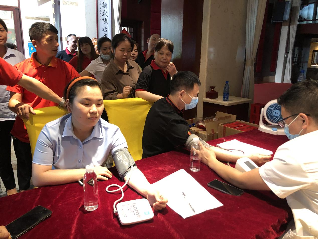 东江街道社区卫生服务中心高温酷暑，义诊进企业