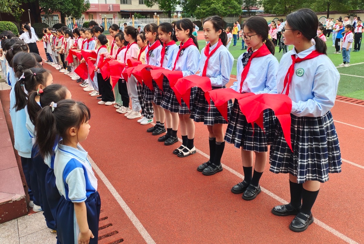 武陵区芦山小学少先队员入队仪式