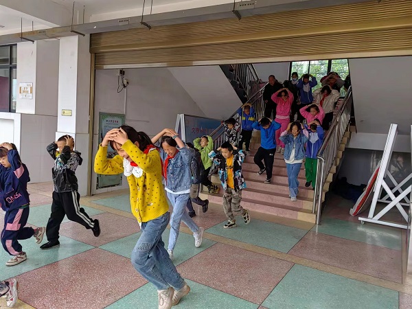 黄爱学校开展防地震应急疏散演练