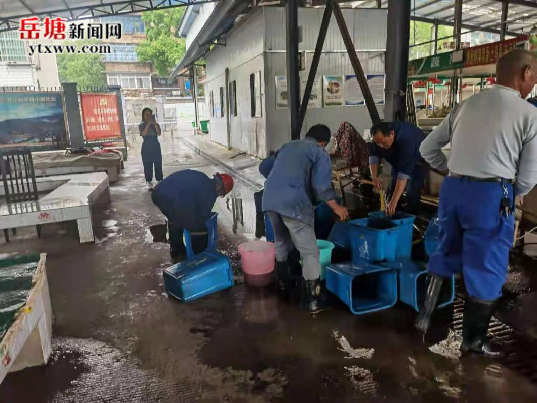 我為群眾辦實(shí)事 岳塘村對友誼農(nóng)貿(mào)市場進(jìn)行大掃除