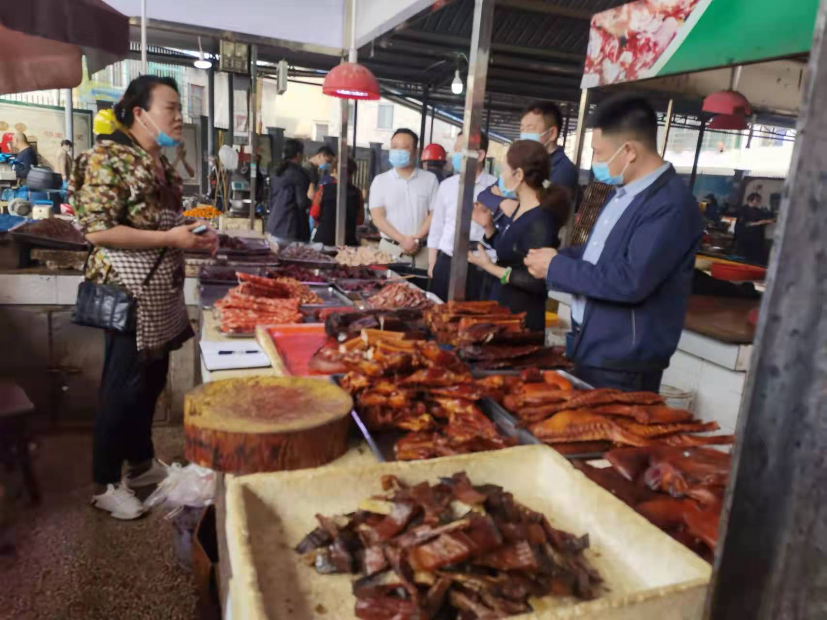 霞城街道加強(qiáng)臨街商鋪和“六小門店”疫情防控宣傳排查力度