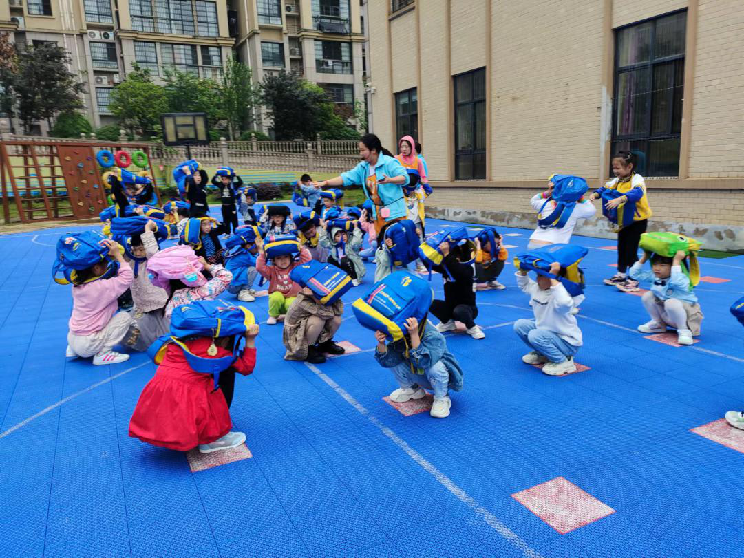 向家塘社區(qū)聯(lián)合朗朗幼兒園開展防震減災應急疏散演練