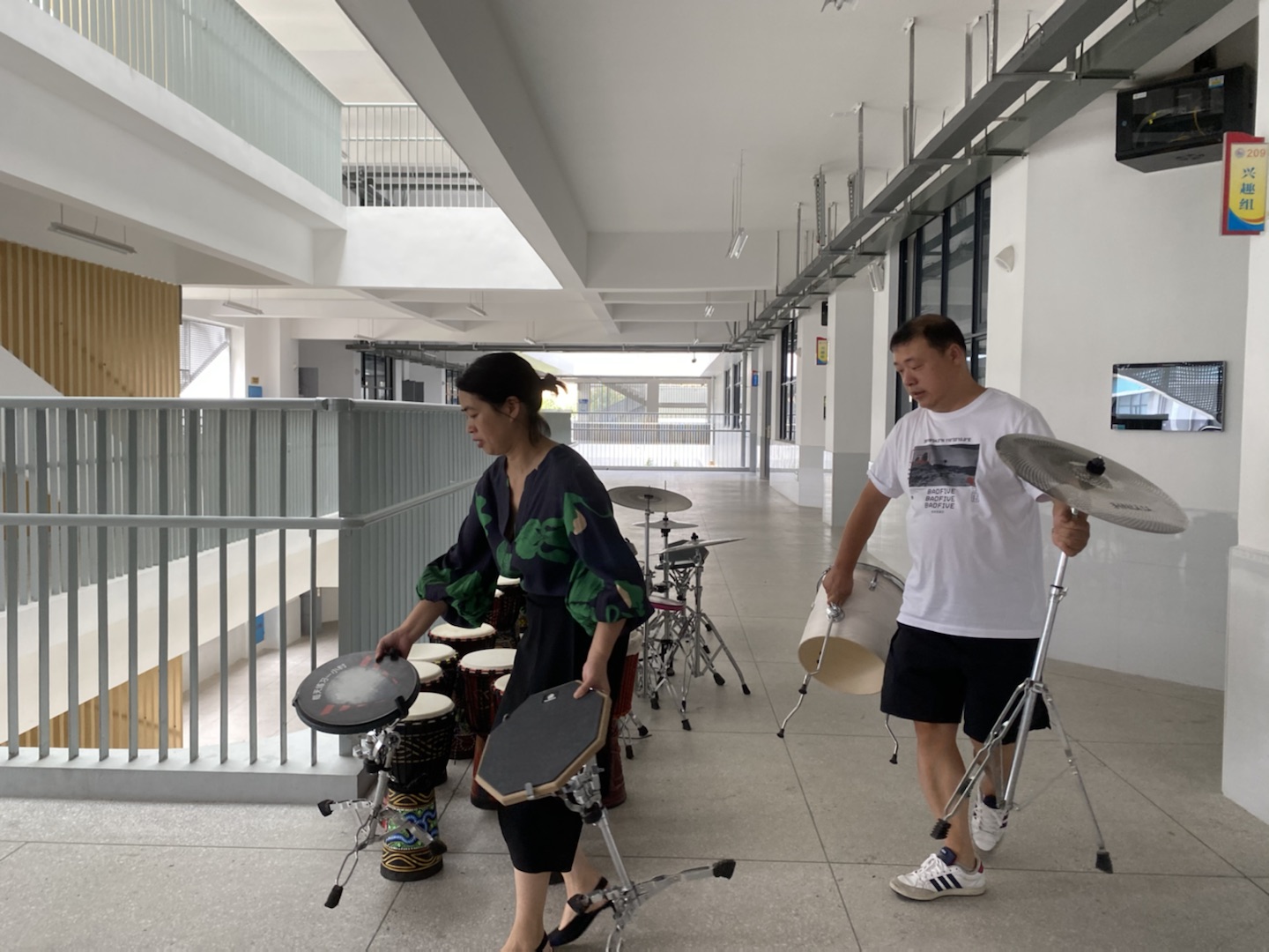 众人拾柴火焰高，打扫卫生迎新貌——武陵区第六小学教师新学期团建活动