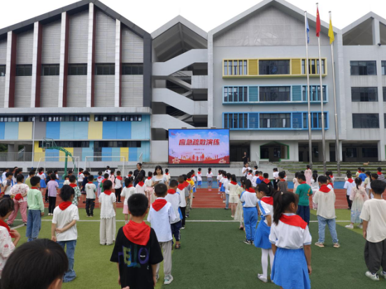 武陵区第六小学开展防踩踏疏散演练