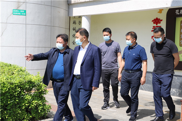 翦鹰到花船庙小学督导全国文明城市创建工作