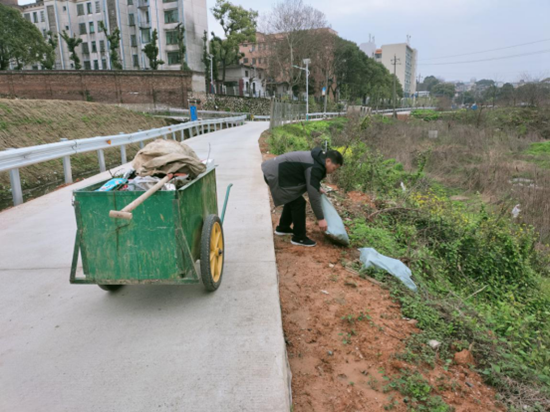 東坪街道開展渠道保潔清理行動