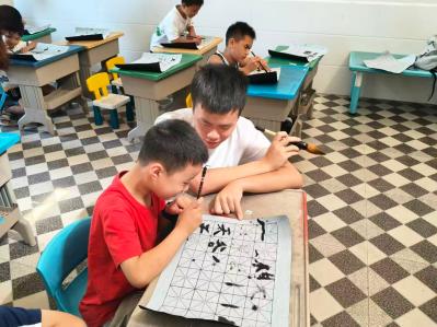 长沙理工大学支教团队以书法美育点亮乡村暑假