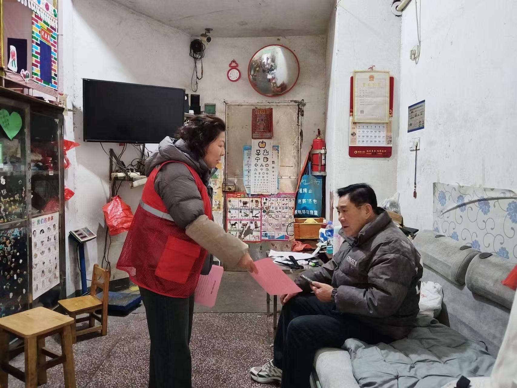 敲門問需暖民心 送崗到家促就業(yè)——書院路街道曉塘社區(qū)開展就業(yè)幫扶“敲門行動”