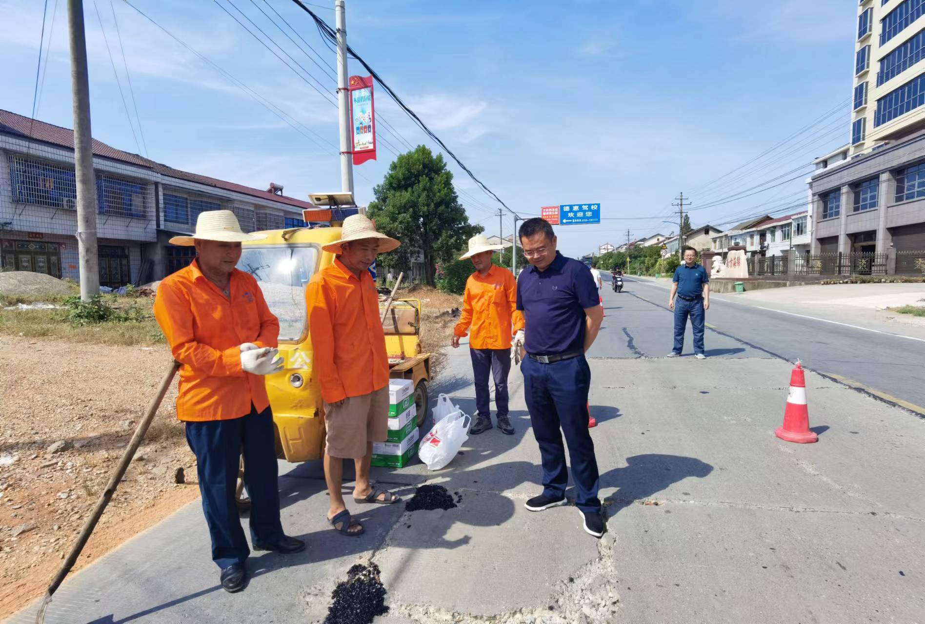 陈宏现场调度G319线路面大修工程建设