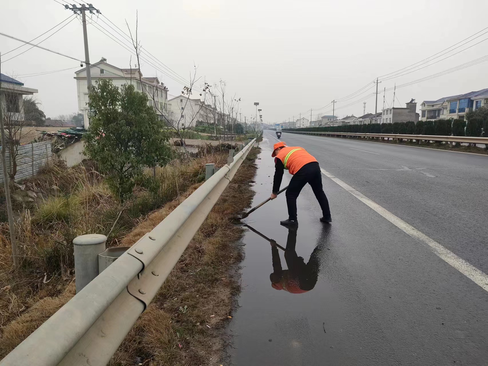 鼎城区公路建设养护中心：及时排除公路积水保畅通