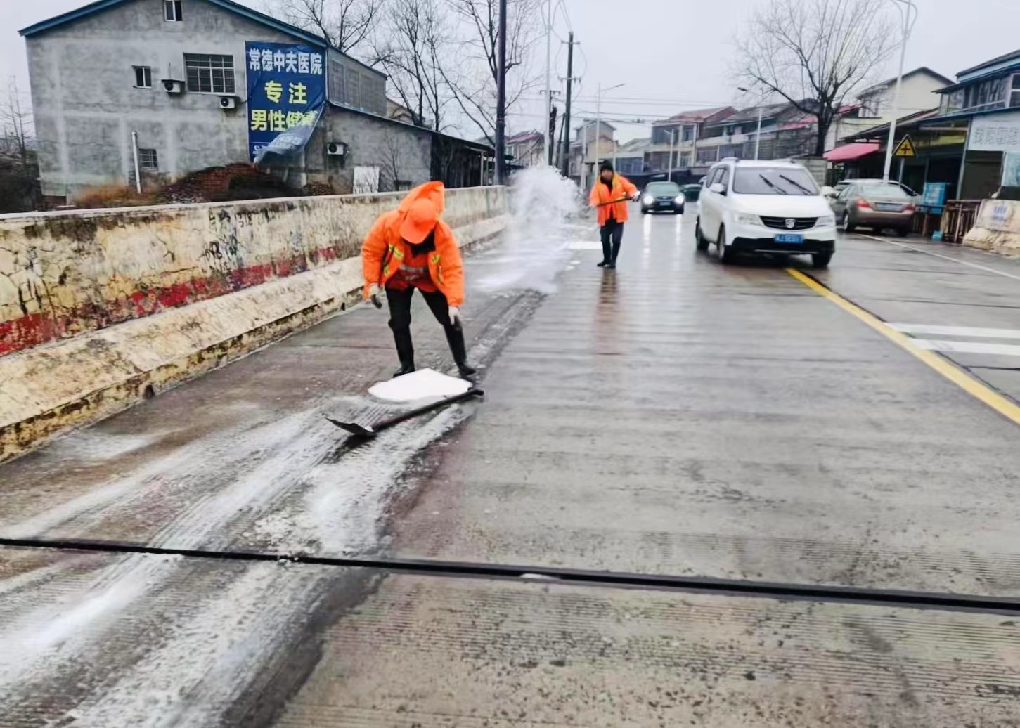 区公路建设养护中心：全力做好公路防滑除冰保畅通工作