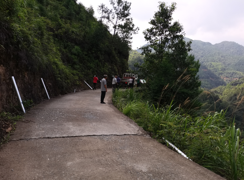 青山彩洞：加装组道防护栏  筑牢安全“防护墙”