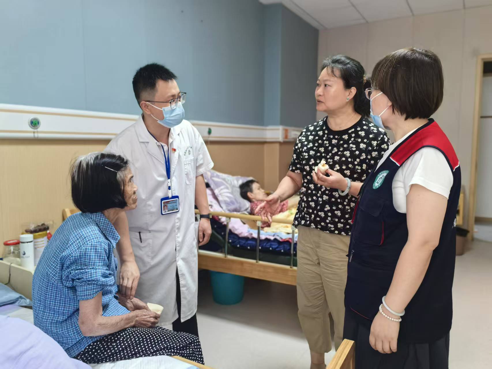 寶塔街道社區(qū)衛(wèi)生服務(wù)中心：從一紙協(xié)議到全年守護(hù) 簽約服務(wù)包藏著養(yǎng)老院醫(yī)養(yǎng)融合密碼