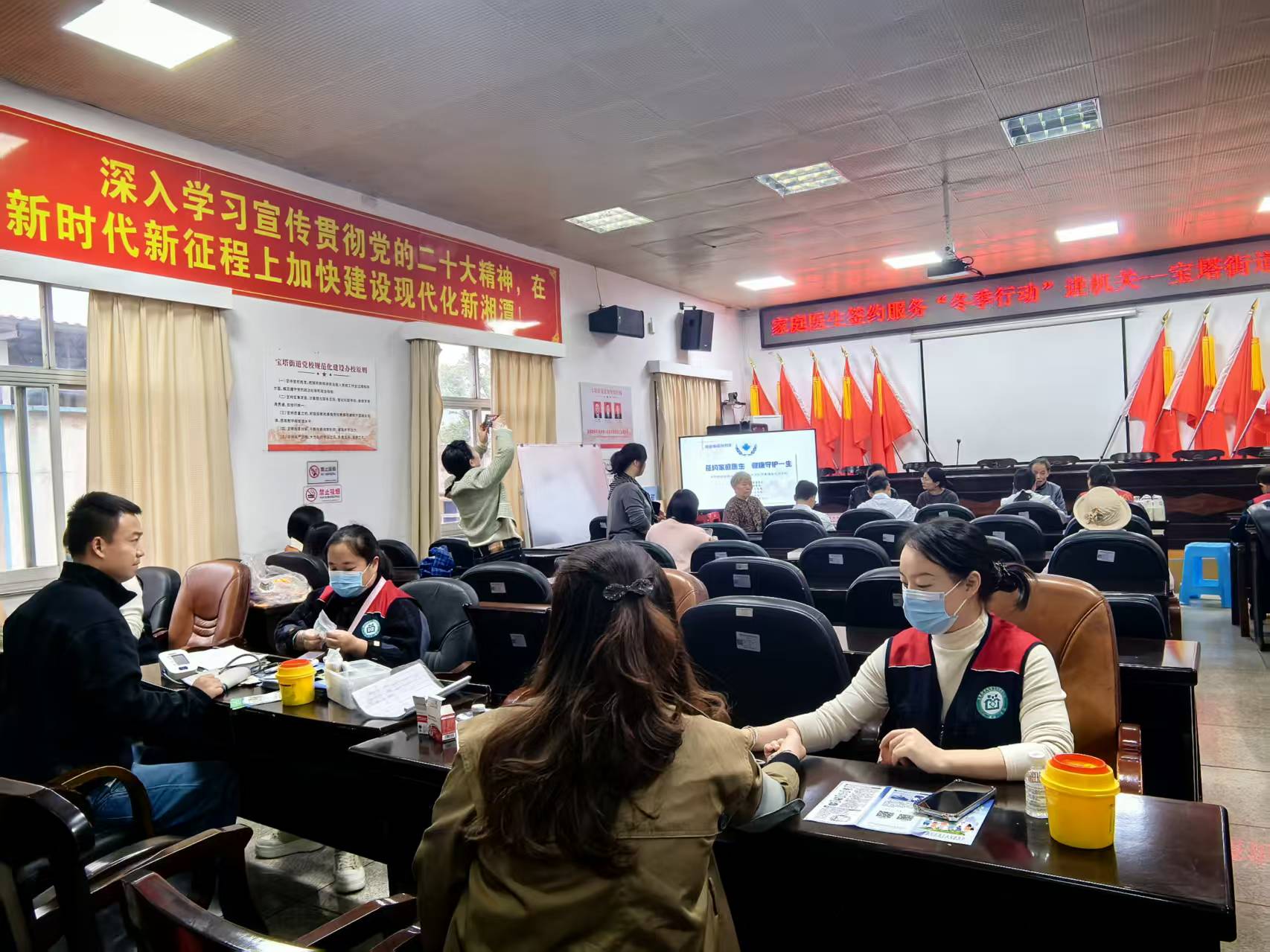 家庭醫(yī)生“進(jìn)機(jī)關(guān)” 健康服務(wù)“零距離” ——寶塔街道“冬季行動”推動簽約服務(wù)走深走實