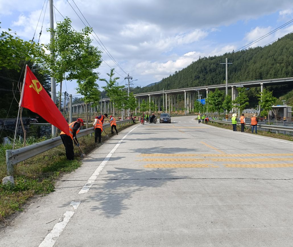 四都镇：“五一”劳动正当时 环境整治不停歇
