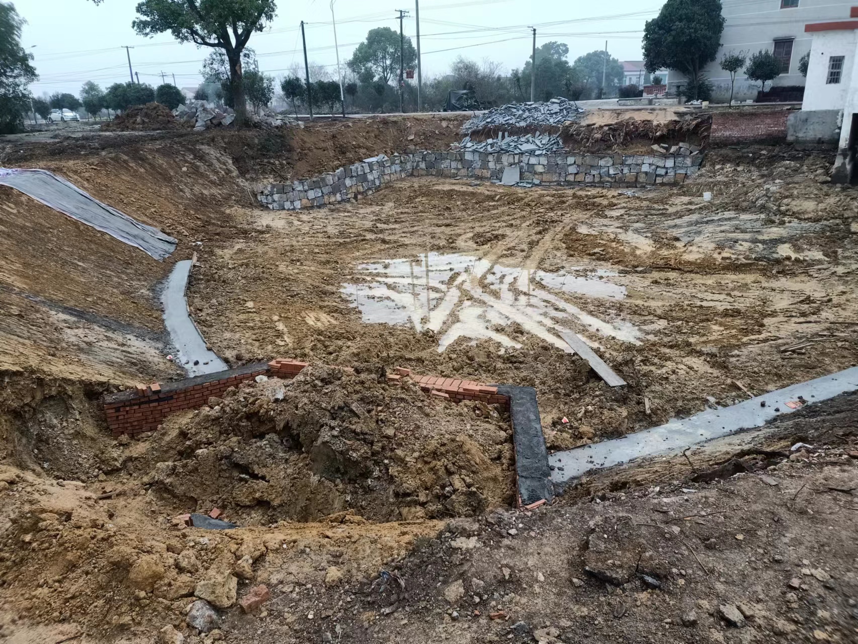 汨罗镇夹城村：自筹修塘清淤   共建和美乡村