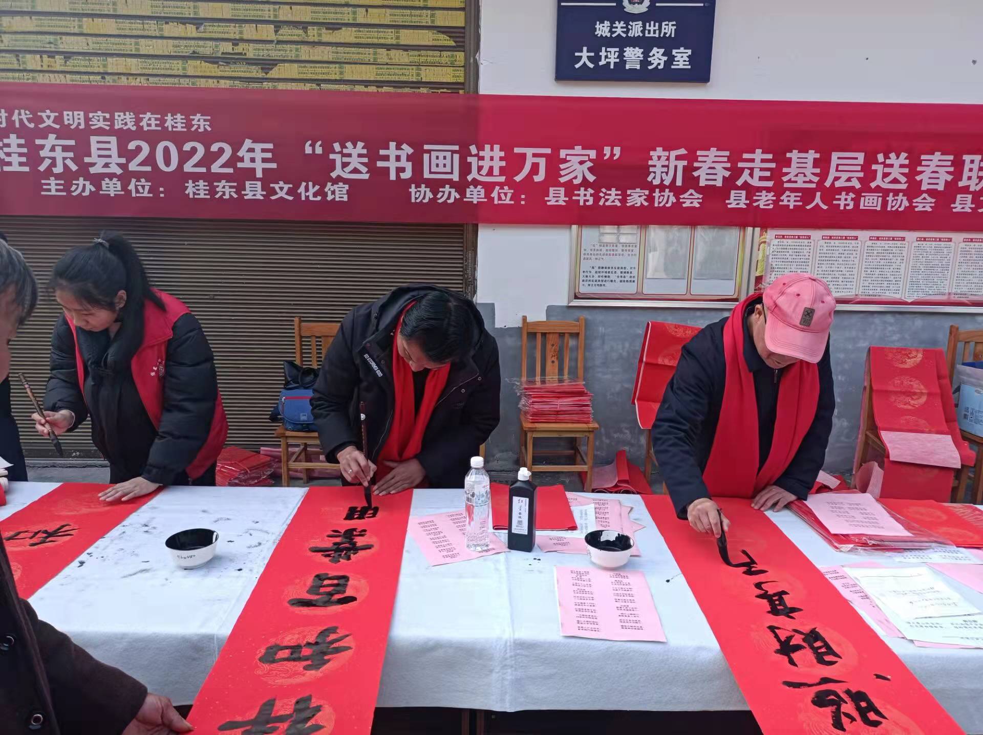 沤江镇：志愿"送春联"  情暖大坪村