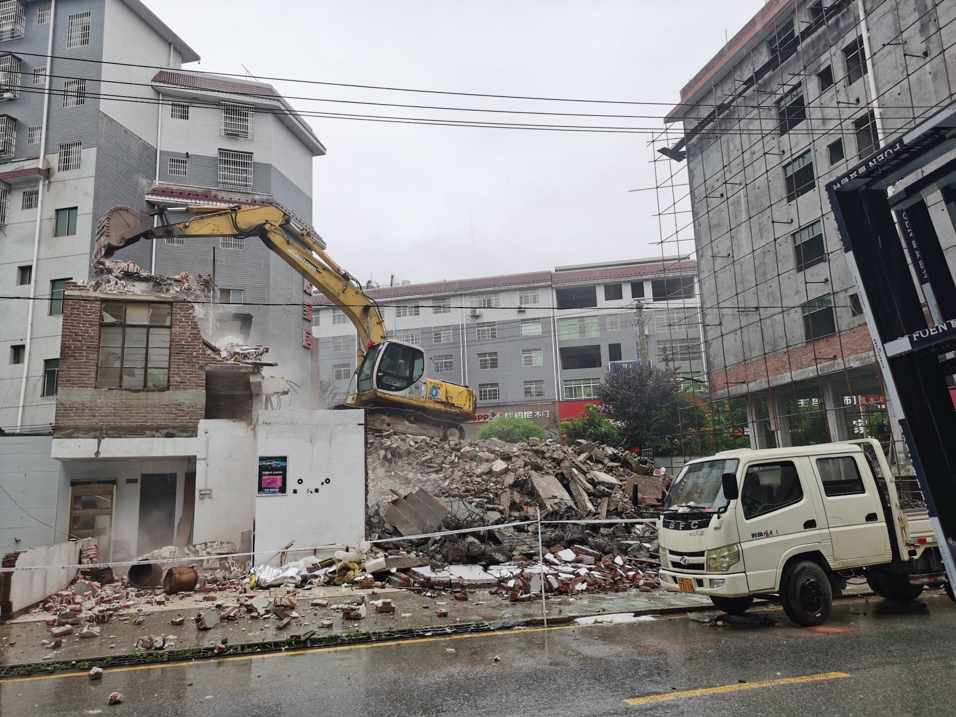 沤江镇：拆除老旧房屋，预防强降雨引发次生灾害