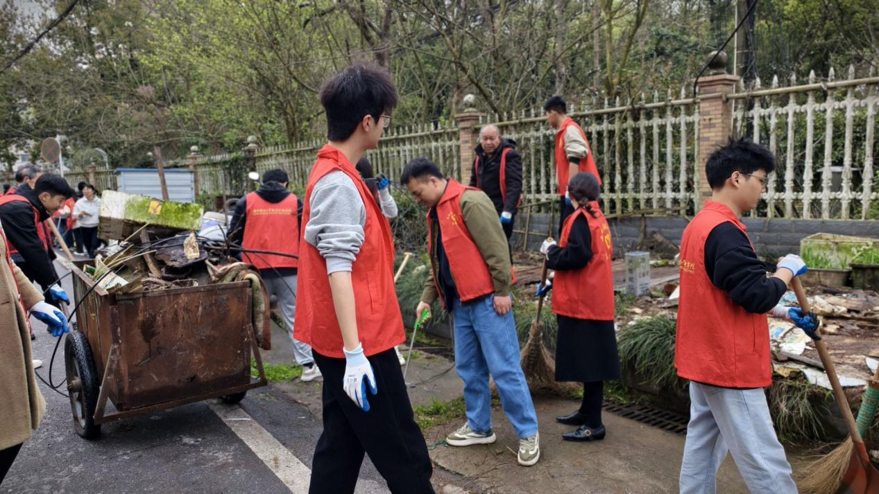 雨湖区楠竹山镇“双提升”工作之二十七丨校院社联动焕新颜 共治共享促提升——新桥社区开展江南医院外围环境整治行动
