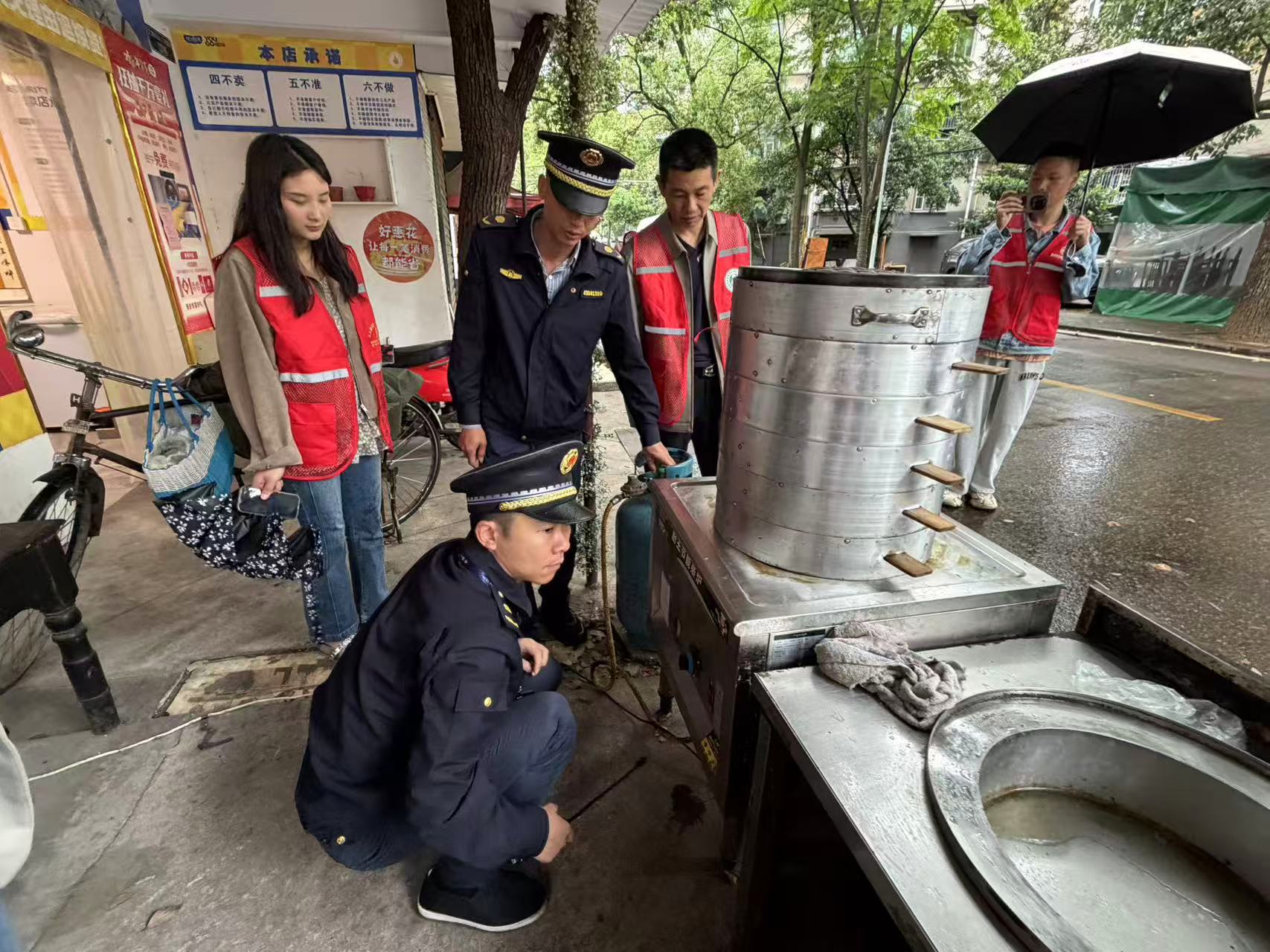 雨湖区楠竹山镇“双提升”之三十丨爱国社区开展燃气安全“随机抽查”行动，筑牢居民商户勇气“防火墙”