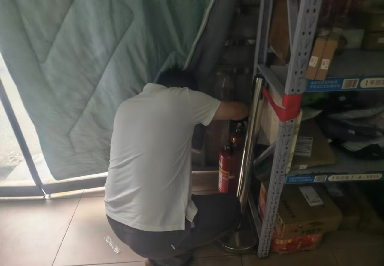 楠竹山镇：筑牢寄递安全防线 守护群众出行平安