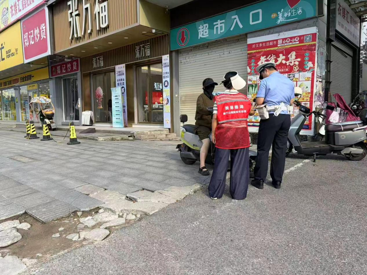 安全从“头”开始，生命幸盔有你——楠竹山镇开展夏日规范戴盔劝导行动
