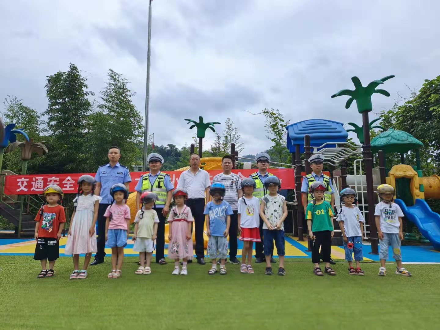 洪家关白族乡：交通安全进校园 大手小手共安全